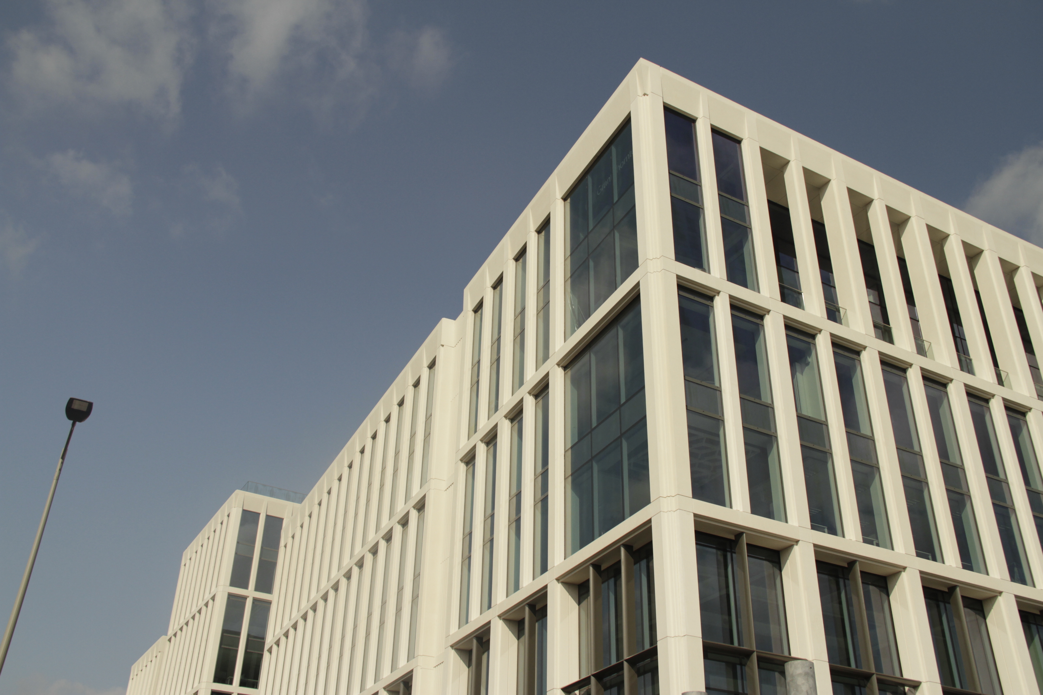 <p>DOWSIL™ Firestop 700 was selected to ensure the prevention of smoke and flames spreading through expansion joints in the event of a fire, while DOWSIL™ 895 and 791 were used to structurally bond and weatherproof the project’s external glass windows.</p>