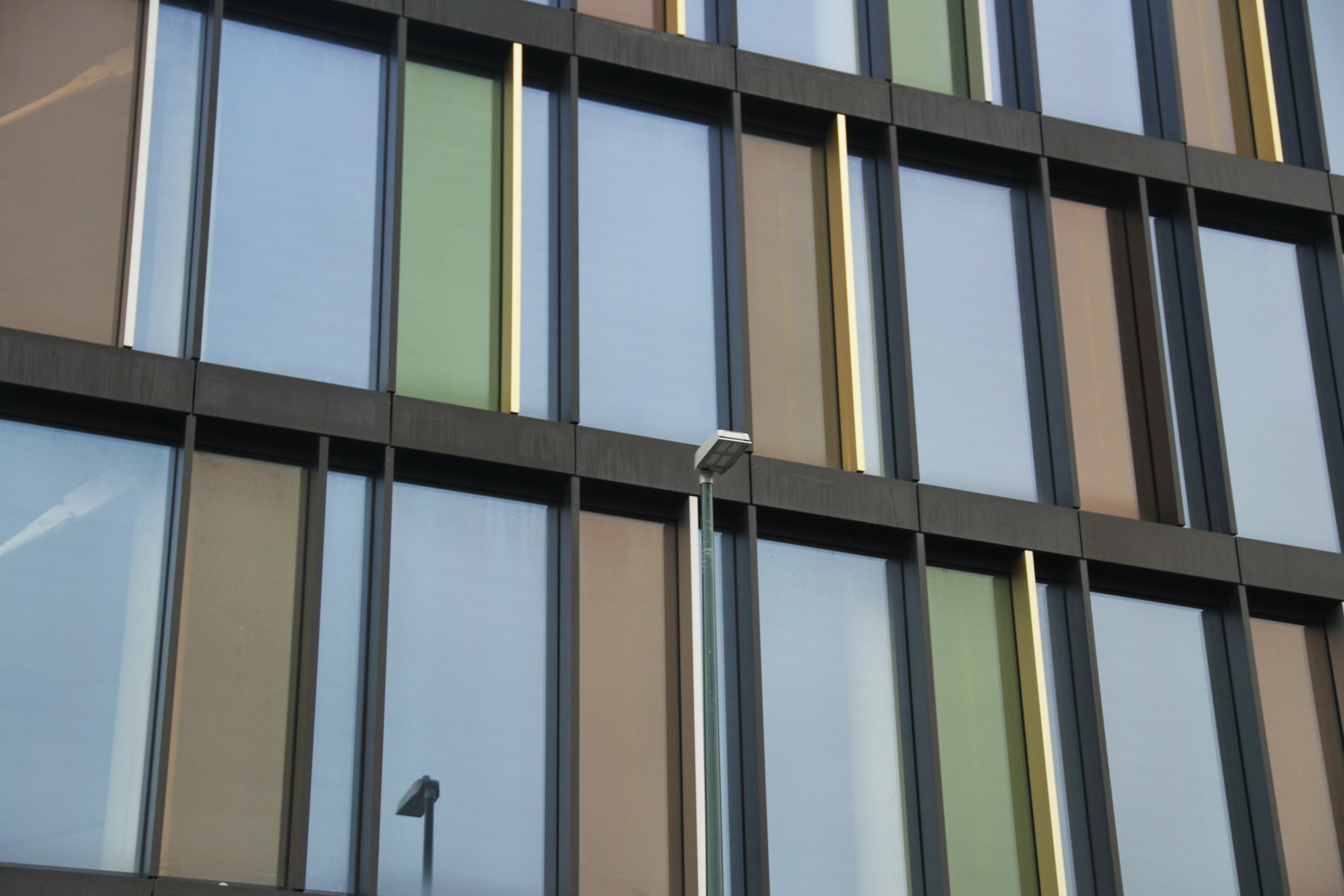 <p>To complete the installation of the curtain wall, DOWSIL™ 791 and 993 were specified to ensure a strong structural and weatherproof bond.</p>