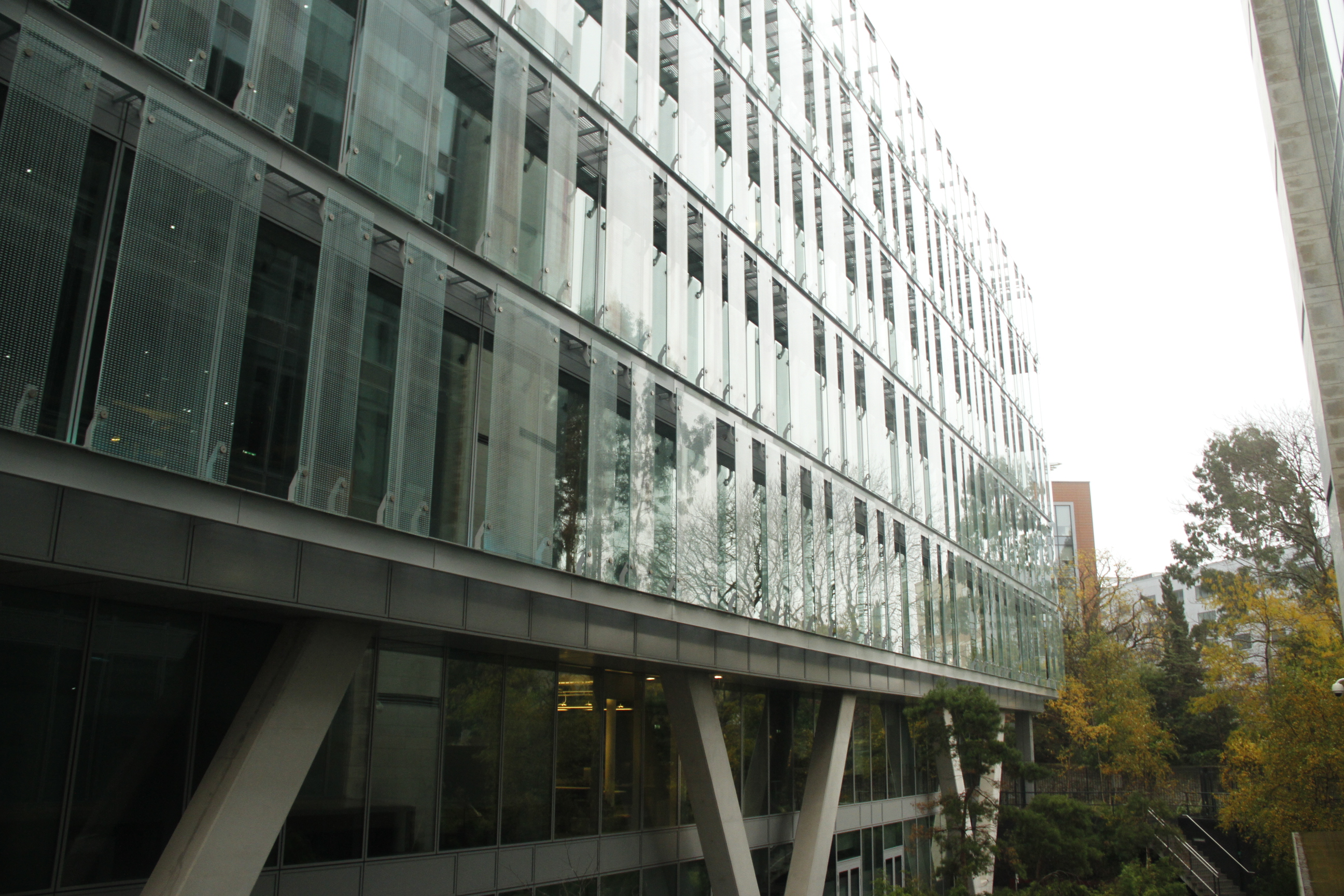 <p>Located in Dublin’s commercial centre, the redevelopment of Burlington House features an impressive fully glazed façade consisting of double glazed units up to 2.9x3.4m.</p>