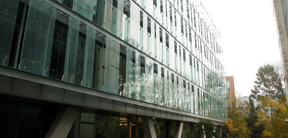 <p>Located in Dublin’s commercial centre, the redevelopment of Burlington House features an impressive fully glazed façade consisting of double glazed units up to 2.9x3.4m.</p>