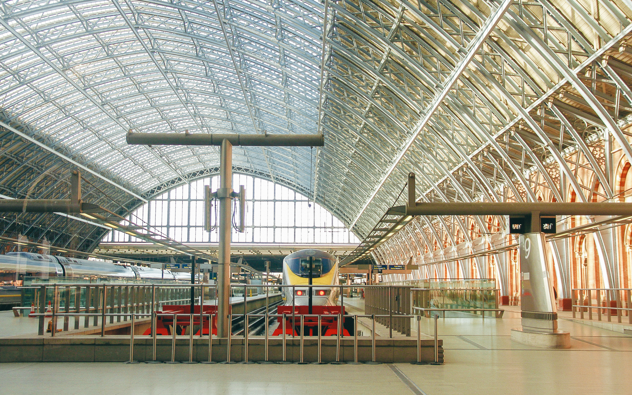 <p>St Pancras Station, London</p>
<p> </p>
<p>DOWSIL™ 993 Structural Glazing Base and Catalyst</p>
